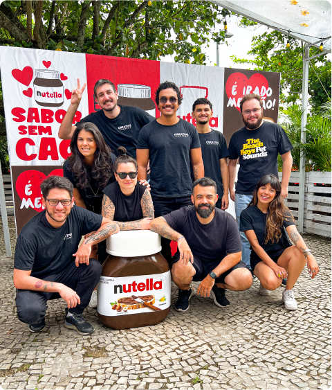 Dois homens  ajustando os equipamentos e um ator sentado se preparando para gravar