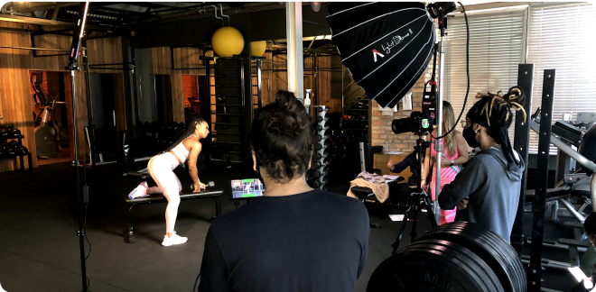 Ensaio fotográfico de uma mulher fazendo exercício em uma academia